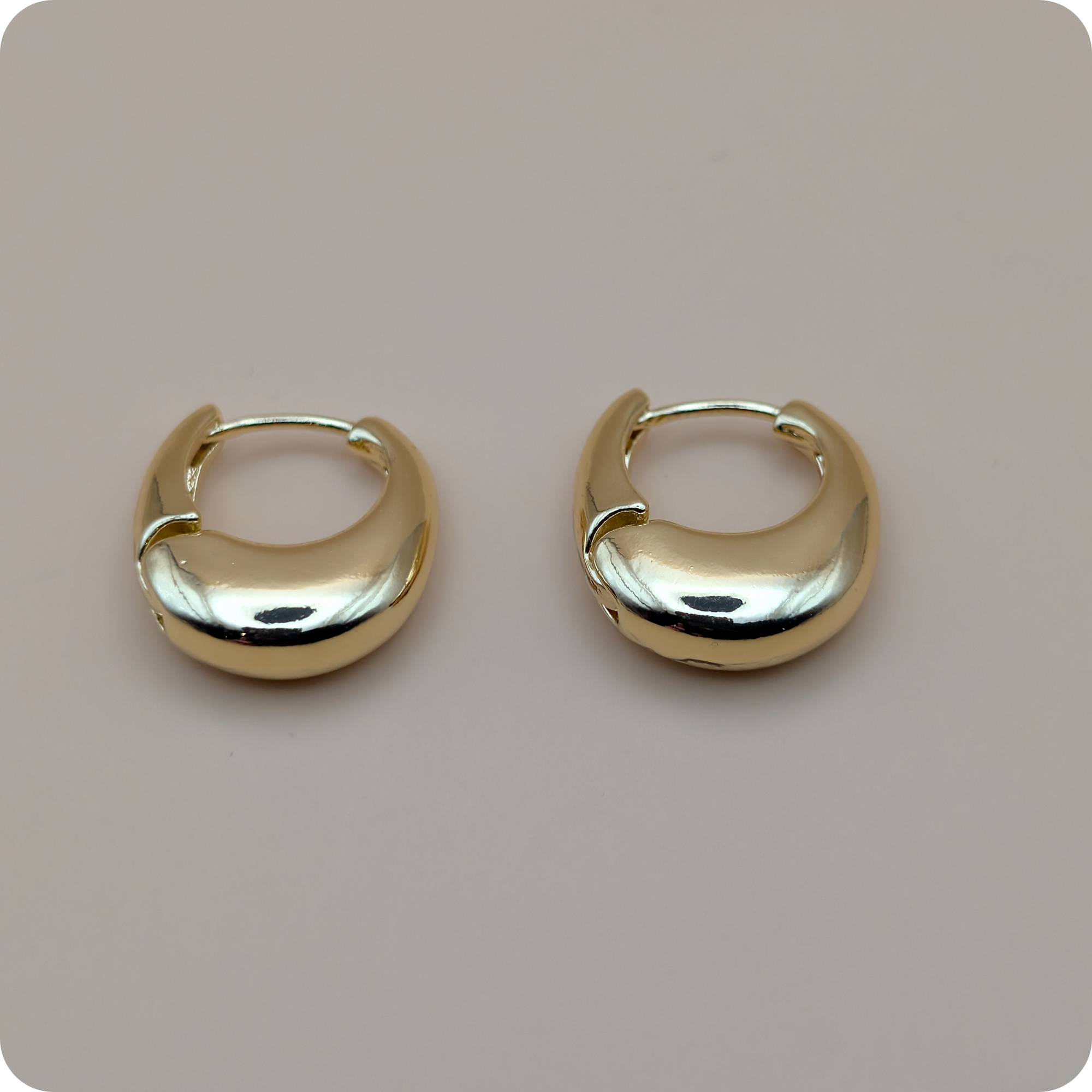 Petites boucles d'oreilles ovales plaquées or 14 carats