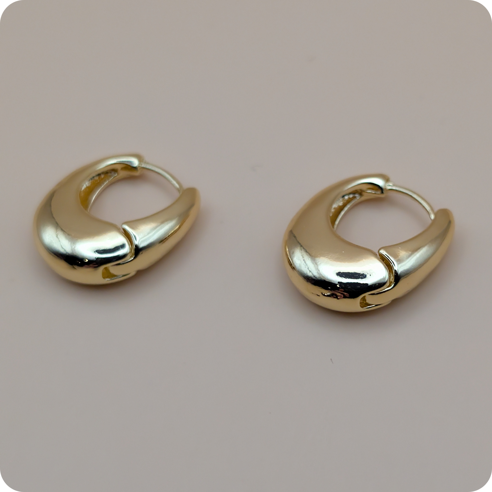 Petites boucles d'oreilles ovales plaquées or 14 carats