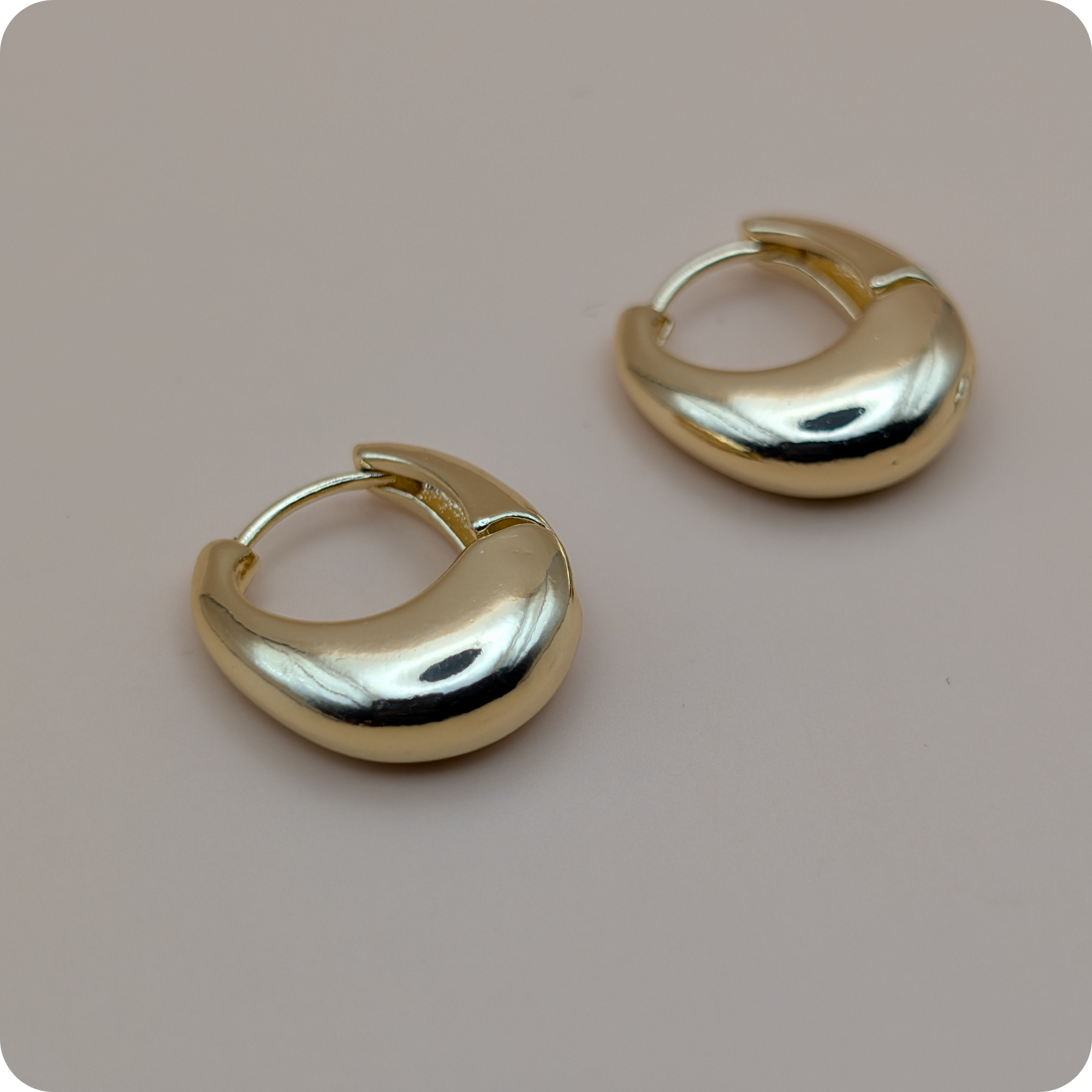 Petites boucles d'oreilles ovales plaquées or 14 carats